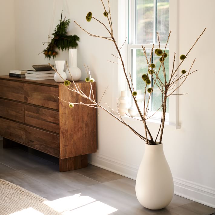 Collection de vases blancs surdimensionnés