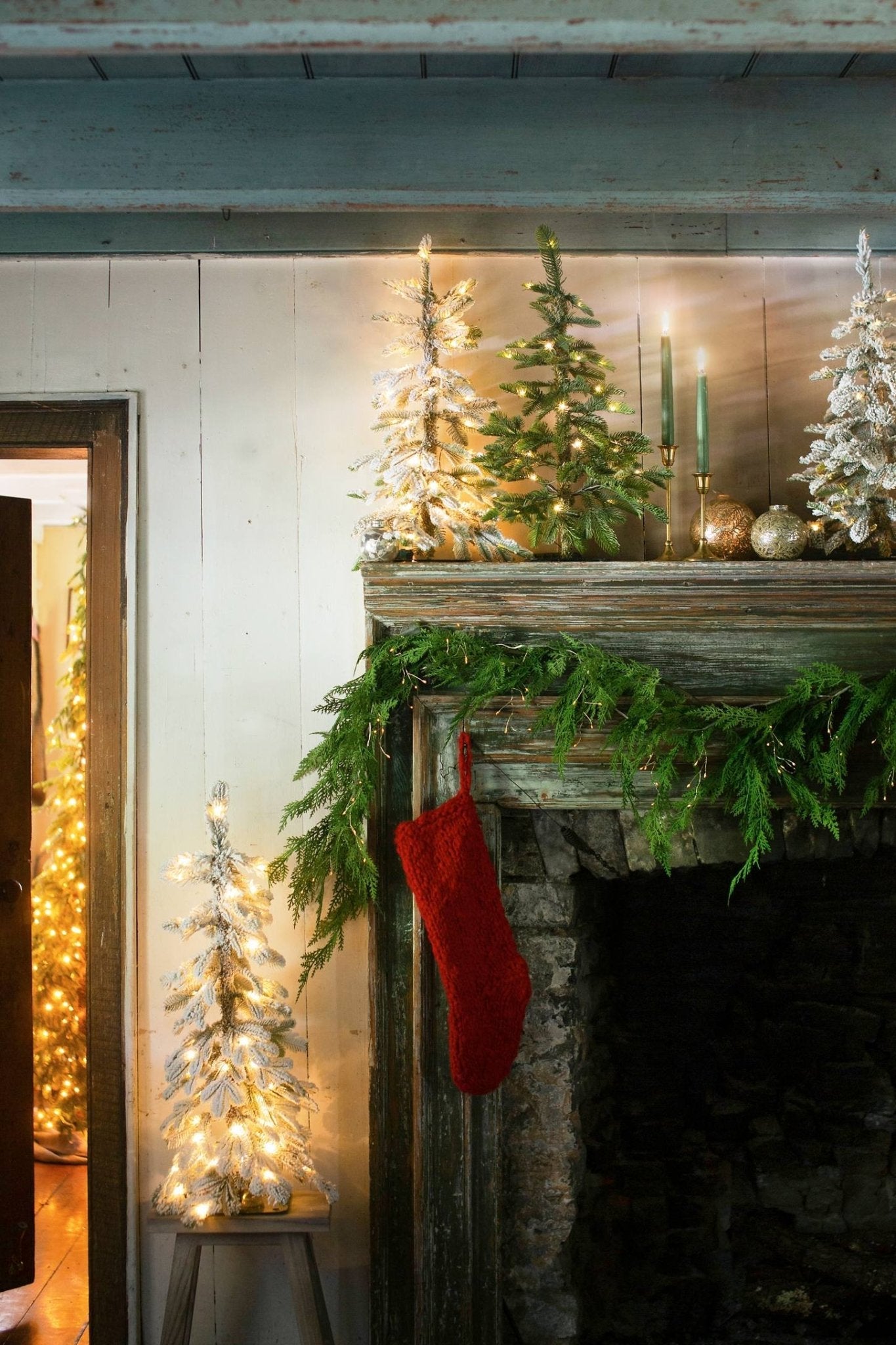 Sapin lumineux enneigé