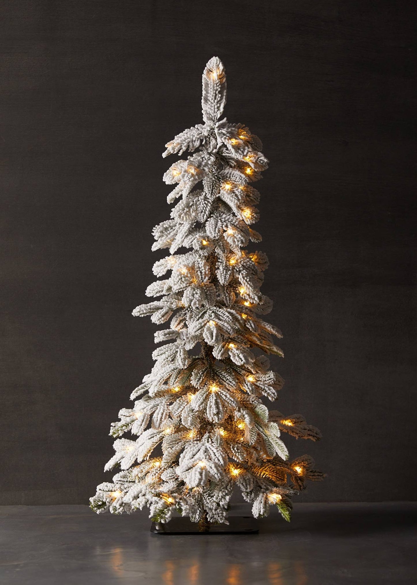 Sapin lumineux enneigé