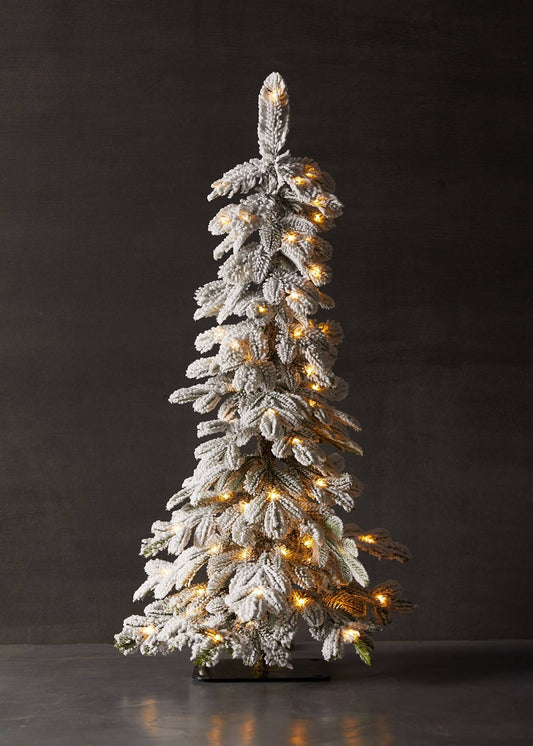 Sapin lumineux enneigé