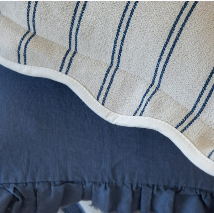Coussin Chloé à rayures nautiques| bord festonné