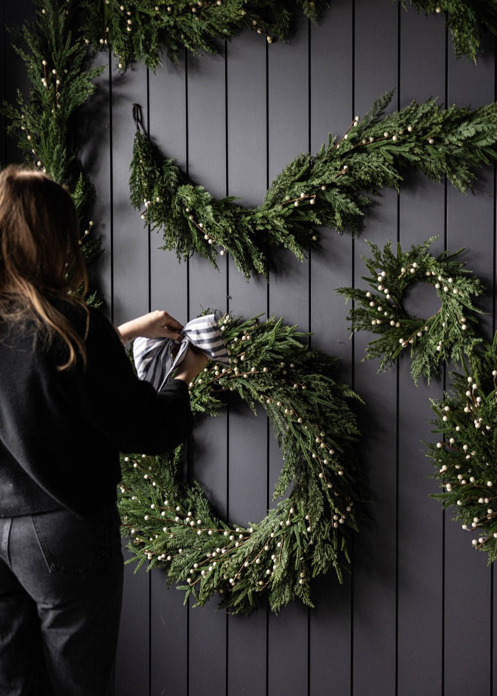 Couronne de cyprès de Norfolk aux baies de prunier blanc
