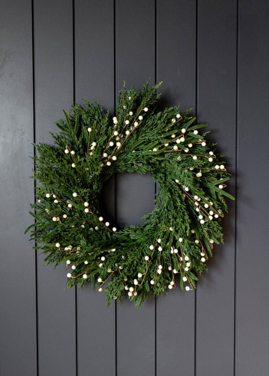 Couronne de cyprès de Norfolk aux baies de prunier blanc