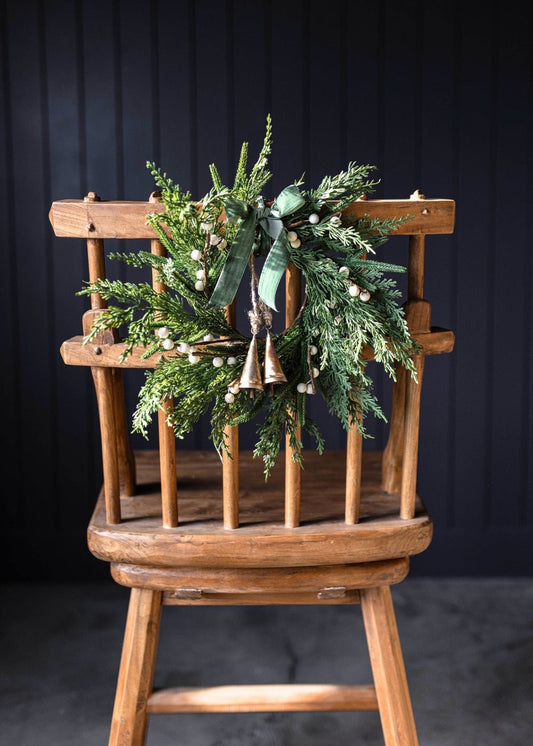 Couronne de cyprès de Norfolk aux baies de prunier blanc